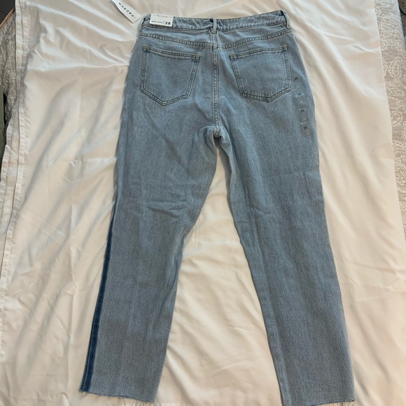NWT Pacsun Light Wash Mom Jeans - Size 28 - Picture 2 of 5